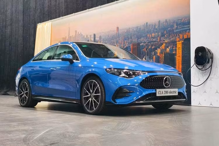Mẫu xe sedan điện Mercedes-Benz CLA 200 Electric 2026 dự kiến sẽ ra mắt thị trường Việt Nam vào tháng 10/2026 với giá bán dưới 1,7 tỷ đồng. Mẫu xe được phát triển trên nền tảng dành riêng cho kỷ nguyên xe điện, thay vì đơn thuần chuyển đổi từ phiên bản động cơ đốt trong.