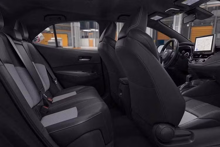 Khách hàng lựa chọn toyota Corolla Hatchback 2027 bản SE có thể mua thêm gói SE Premium Package. Gói trang bị này bổ sung cụm đồng hồ 12,3 inch và màn hình trung tâm 10,5 inch, qua đó rút ngắn khoảng cách về tiện nghi giữa SE và XSE.