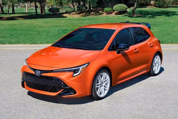 Các phiên bản Toyota Corolla Hatchback 2027 dự kiến có mặt tại các đại lý Mỹ vào cuối mùa hè năm nay. Sau đó, Toyota được kỳ vọng sẽ công bố những thay đổi dành cho Corolla phiên bản sedan.