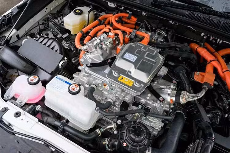 Phiên bản bán tải Toyota Hilux FCEV thử nghiệm từng ghi nhận tầm hoạt động khoảng 600 km, xe được trang bị mô-tơ điện đặt tại cầu sau cho công suất 180 mã lực và mô-men xoắn cực đại 300 Nm.