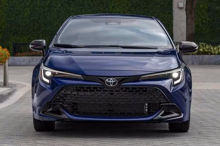 Tuy nhiên, Corolla Hatchback 2027 sẽ không còn phiên bản FX. Đây là phiên bản được Toyota giới thiệu từ đời 2025 với ngoại hình thể thao và bộ mâm trắng đặc trưng, đồng thời tiếp tục được cung cấp trên đời 2026.