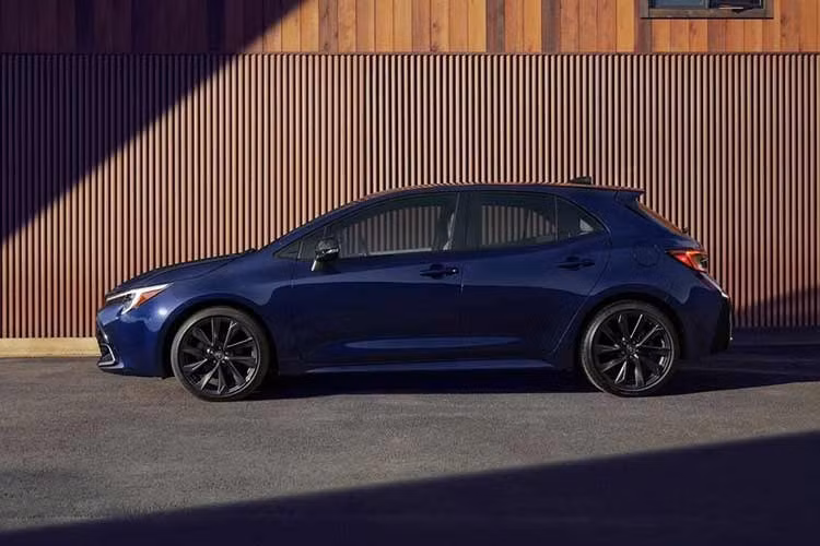 Về ngoại thất, Toyota Corolla Hatchback 2027 được bổ sung hai màu sơn Inked và Blueprint, trong khi màu vàng mù tạt từng xuất hiện trên Corolla tại Nhật Bản sẽ không được cung cấp cho thị trường Mỹ.