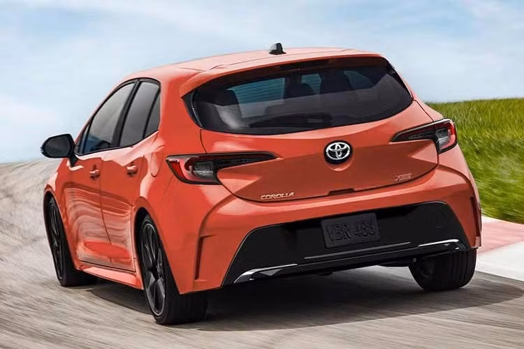 Giá bán Corolla Hatchback 2027 tại Mỹ khởi điểm từ 24.780 USD, chưa bao gồm phí vận chuyển 1.295 USD. Sau khi cộng khoản phí này, giá của bản SE và XSE lần lượt là 26.075 USD và 29.170 USD, tăng 200 USD và 500 USD so với đời 2026.