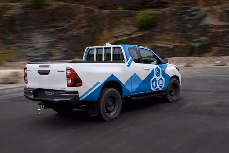 Dự án bán tải hydro được Toyota bắt đầu khởi động từ năm 2022 với bản thử nghiệm Hilux H2 tích hợp công nghệ từ mẫu sedan Mirai. Đến năm 2024, hãng tiếp tục xuất xưởng 10 chiếc nguyên mẫu FCEV phục vụ thử nghiệm thực tế tại Anh.