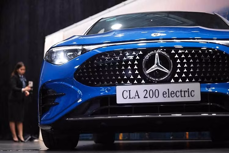 Mercedes-Benz CLA 200 Electric được phát triển trên nền tảng MMA (Mercedes-Benz Modular Architecture). Xe sở hữu kích thước dài x rộng x cao lần lượt là 4.723 x 1.855 x 1.468 mm, chiều dài cơ sở đạt 2.790 mm. Thông số này tương đồng với dòng C-Class, tuy nhiên trục cơ sở ngắn hơn đôi chút và kiểu dáng được thiết kế dạng sedan coupe 4 cửa.