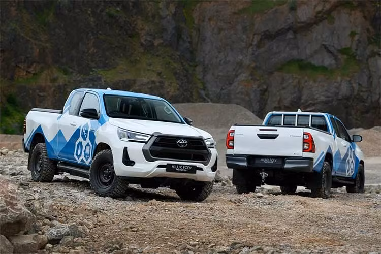 Toyota lần đầu giới thiệu nguyên mẫu Hilux H2 vào năm 2022, sử dụng hệ thống pin nhiên liệu có nguồn gốc từ mẫu sedan Mirai. Đến năm 2024, hãng chế tạo 10 nguyên mẫu xe bán tải Toyota Hilux FCEV để thử nghiệm tại Anh.