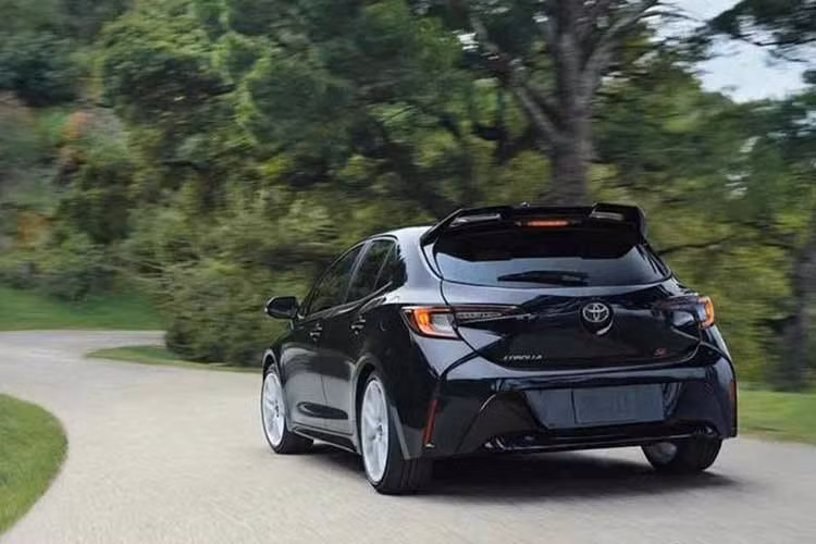 Điểm nhấn đáng chú ý là tùy chọn mâm hợp kim 18 inch sơn trắng bóng. Đây là trang bị chính hãng Toyota và được kỳ vọng phù hợp với những màu thân xe tối, đồng thời tạo phong cách tương đồng với những mẫu xe Nhật Bản theo xu hướng JDM.