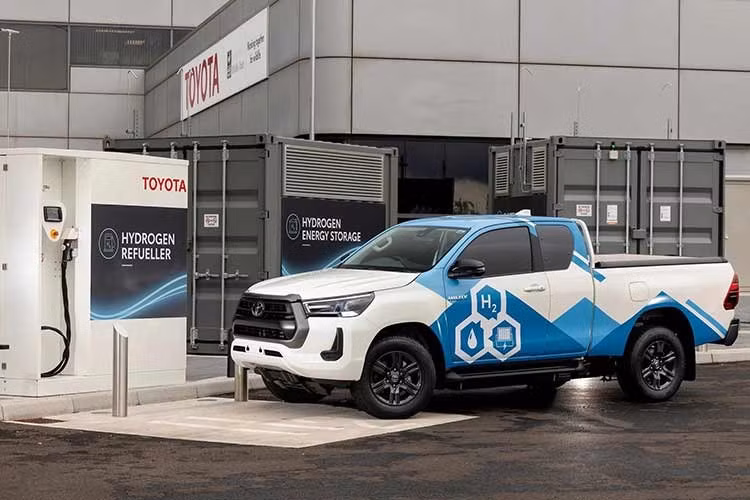 Toyota hiện mới công bố hình ảnh teaser đầu tiên của Hilux FCEV. Hình ảnh cho thấy mẫu bán tải được trang bị cụm đèn LED định vị ban ngày dạng phân đoạn, trong khi thiết kế hoàn chỉnh của phiên bản thương mại vẫn chưa được tiết lộ.