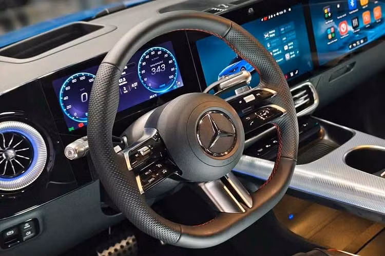 Mercedes-Benz CLA 200 Electric tại Việt Nam cũng sở hữu hệ điều hành MB.OS cùng trợ lý ảo MBUX Virtual Assistant. Ngoài ra, xe còn có các tiện ích như: ghế trước chỉnh điện, nhớ 3 vị trí, đèn viền nội thất 64 màu, điều hòa tự động hai vùng và cửa sổ trời toàn cảnh.