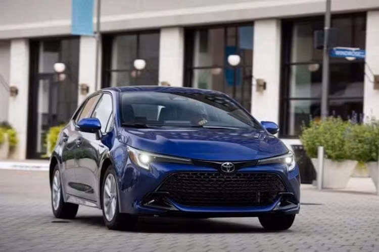 Toyota Corolla Hatchback 2027 thế hệ mới được nâng cấp chủ yếu ở trang bị và một số chi tiết ngoại thất, trong khi hệ truyền động tiếp tục được giữ nguyên. Tại thị trường Mỹ, phiên bản Corolla FX từng gây chú ý sẽ không còn được cung cấp.