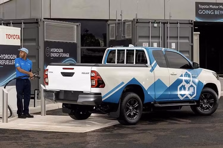 Theo kế hoạch của hãng Toyota, mẫu xe bán tải Hilux FCEV mới được phát triển với mục tiêu đạt phạm vi hoạt động trên 400 km theo tiêu chuẩn WLTP. Khả năng kéo tối đa của xe dự kiến đạt 2.500 kg.