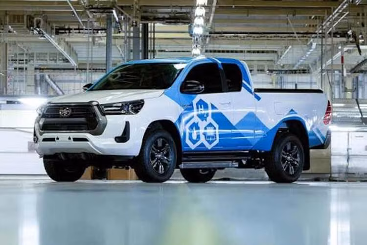 Sự xuất hiện của bản FCEV vào năm 2028 sẽ giúp dải sản phẩm Toyota Hilux tại châu Âu trở nên đa dạng. Cùng với phiên bản hydro, Hilux BEV thuần điện trước đó được công bố đạt tầm di chuyển 257 km (chuẩn WLTP) đi kèm sức kéo từ 1.600 đến 2.000 kg tùy theo từng cấu hình.