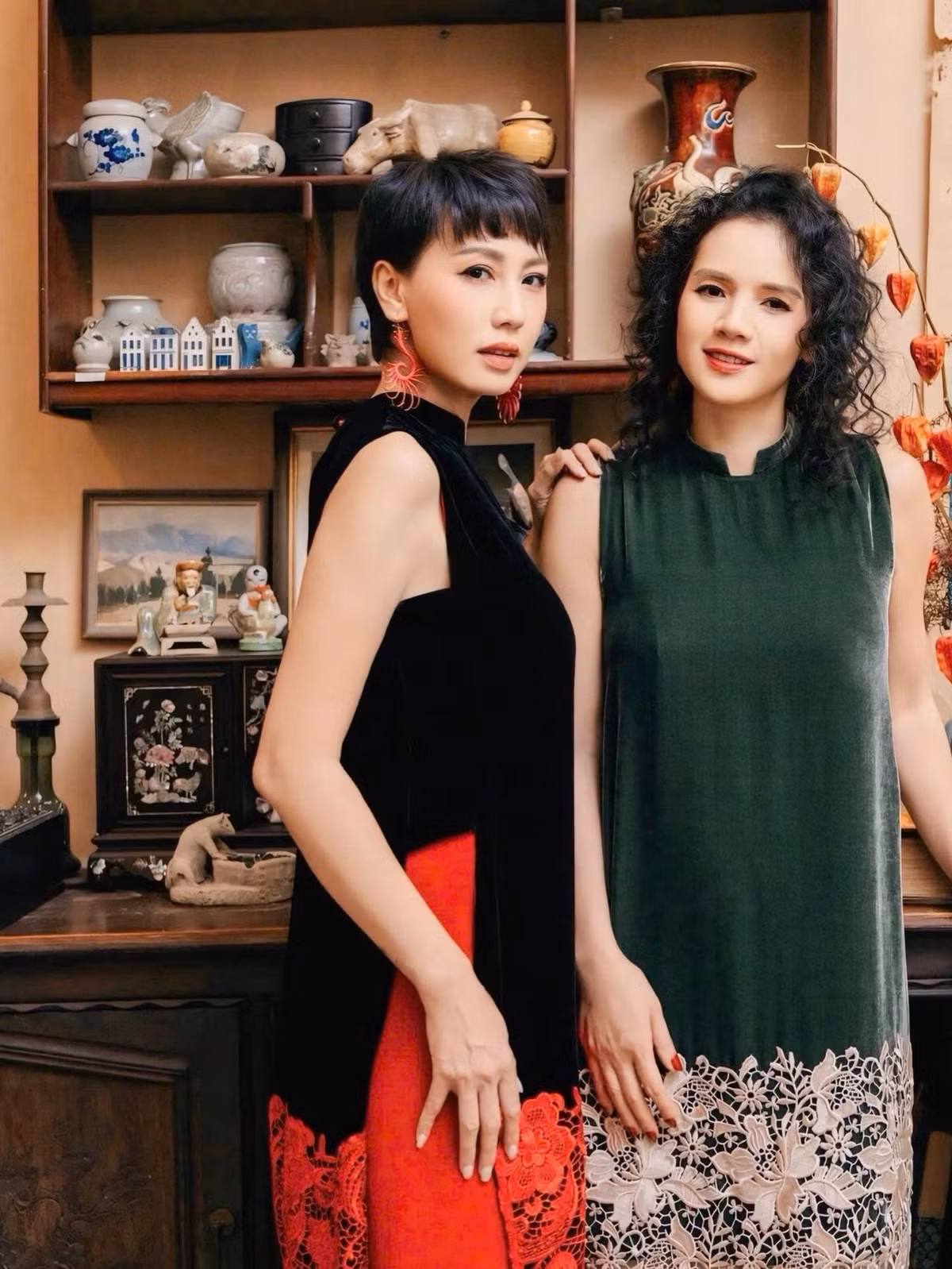 Nhiều khán giả khen mẹ vợ Đoàn Văn Hậu trông như 'chị gái của con' nhờ kiểu tóc hợp mốt, vóc dáng mảnh mai.