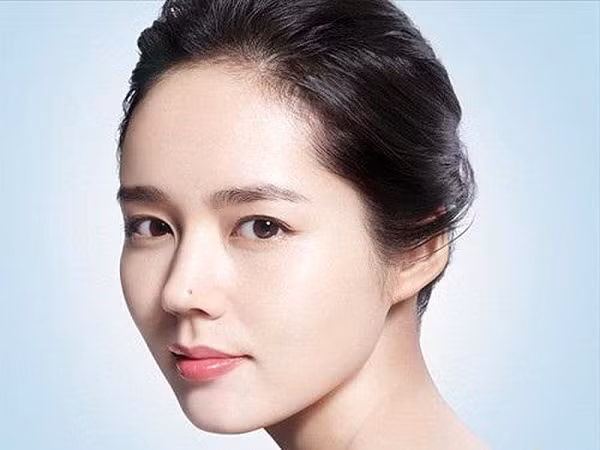 Phụ nữ có tướng trán tròn, cao rộng vừa phải, xương đầu cứng thì não rất phát triển, là tướng thông minh, giàu sang. Họ khá tâm lý và chu toàn, cần cù, tỉ mỉ nên nhận được sự tin tưởng của mọi người, sớm thành công, phát triển bản thân. Chồng con cũng được nhờ vào vận khí tốt của người phụ nữ có tướng trán này nên gia đình êm ấm, thuận hòa.