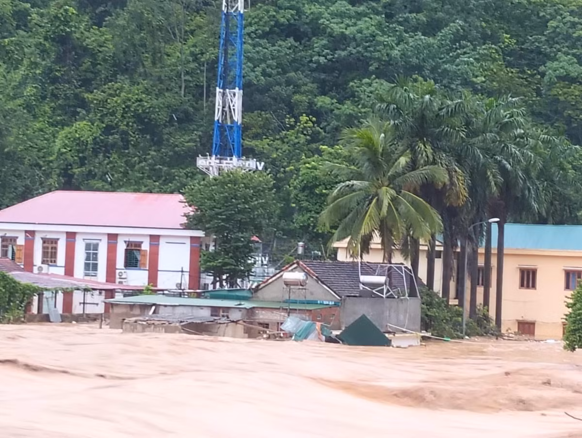 Ban Chỉ huy Phòng chống thiên tai - Tìm kiếm cứu nạn và Phòng thủ dân sự tỉnh Nghệ An cho biết lực lượng chức năng ghi nhận một người ở xã Nậm Cắn mất tích do nước cuốn; 161 nhà hư hỏng; 2 trụ sở xã ngập nước; 45 vị trí sạt lở trên quốc lộ và đường tỉnh do ảnh hưởng của bão Wipha.