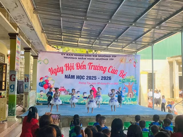 Vượt qua khó khăn, nhà trường đã hoàn tất mọi việc để kịp hòa vào không khí khai giảng của cả nước. Trong không khí hân hoan chào đón năm học mới, 250 học sinh mầm non vùng lũ xã Mường Típ, tỉnh Nghệ An háo hức được cha mẹ, ông bà đưa tới trường dự lễ khai giảng.