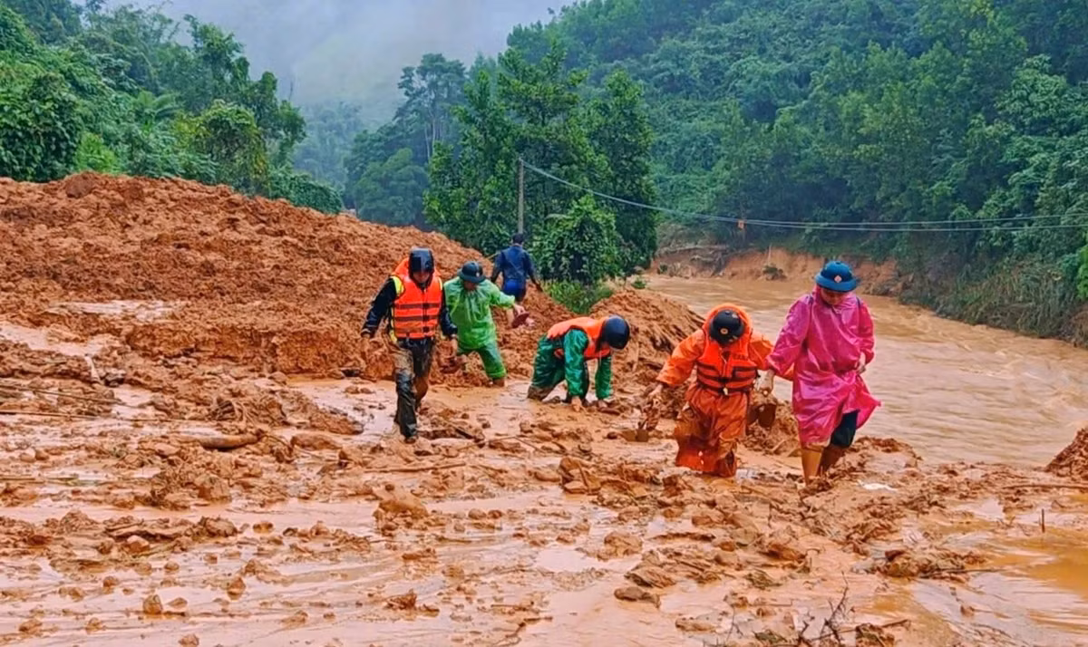 Với phương châm “nước rút đến đâu, dọn dẹp đến đó”, lực lượng Công an nhân dân đã và đang ngày đêm bám trụ, kịp thời hỗ trợ người dân Đà Nẵng khắc phục hậu quả, mang lại hơi ấm, niềm tin nơi tâm lũ.