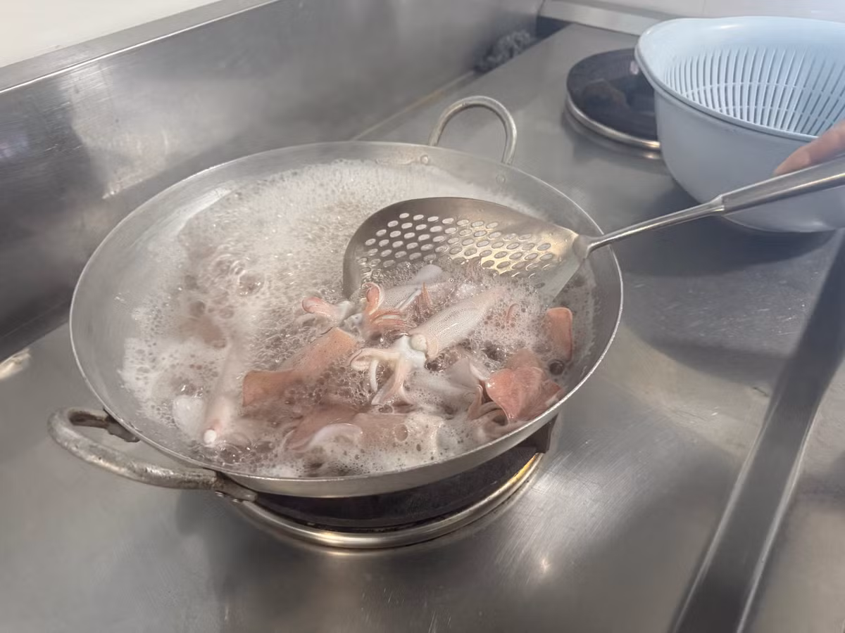 Muốn có con mực khi đến với thực khách được tròn vị người đầu bếp trong quá trình chế biến phải có những bí quyết riêng.