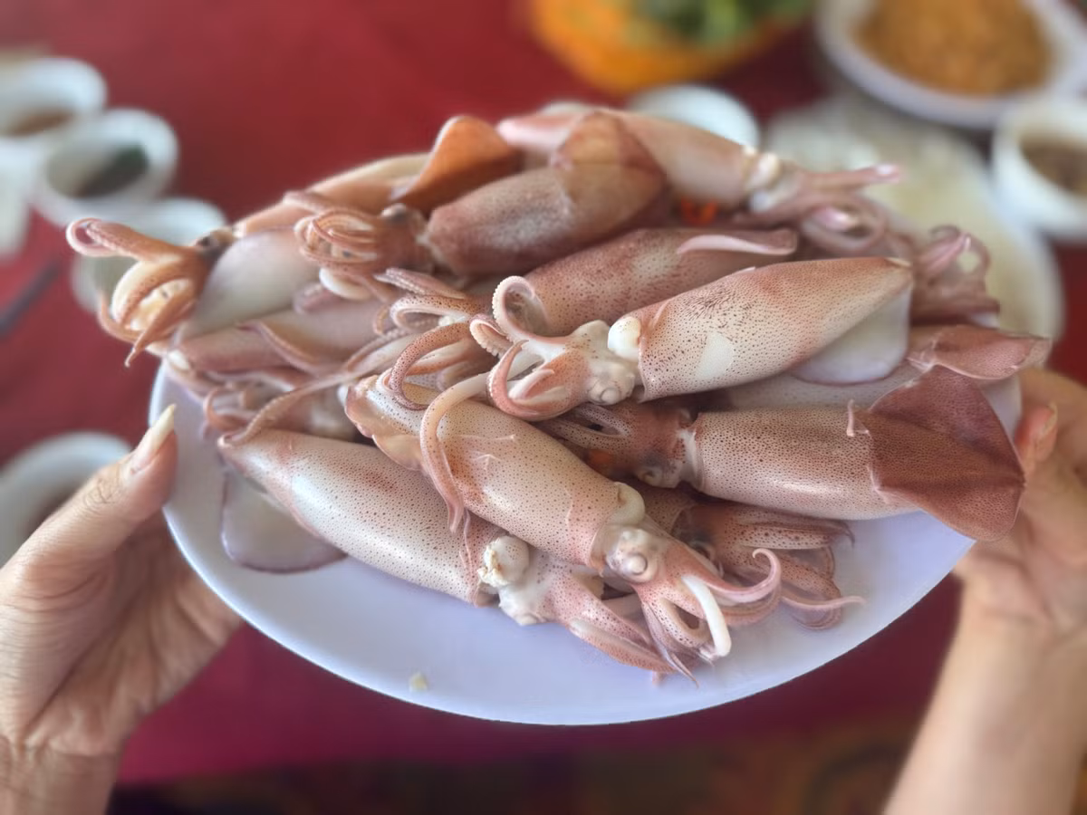 Mực hấp căng tròn đầy trứng, thơm ngon khó cưỡng.