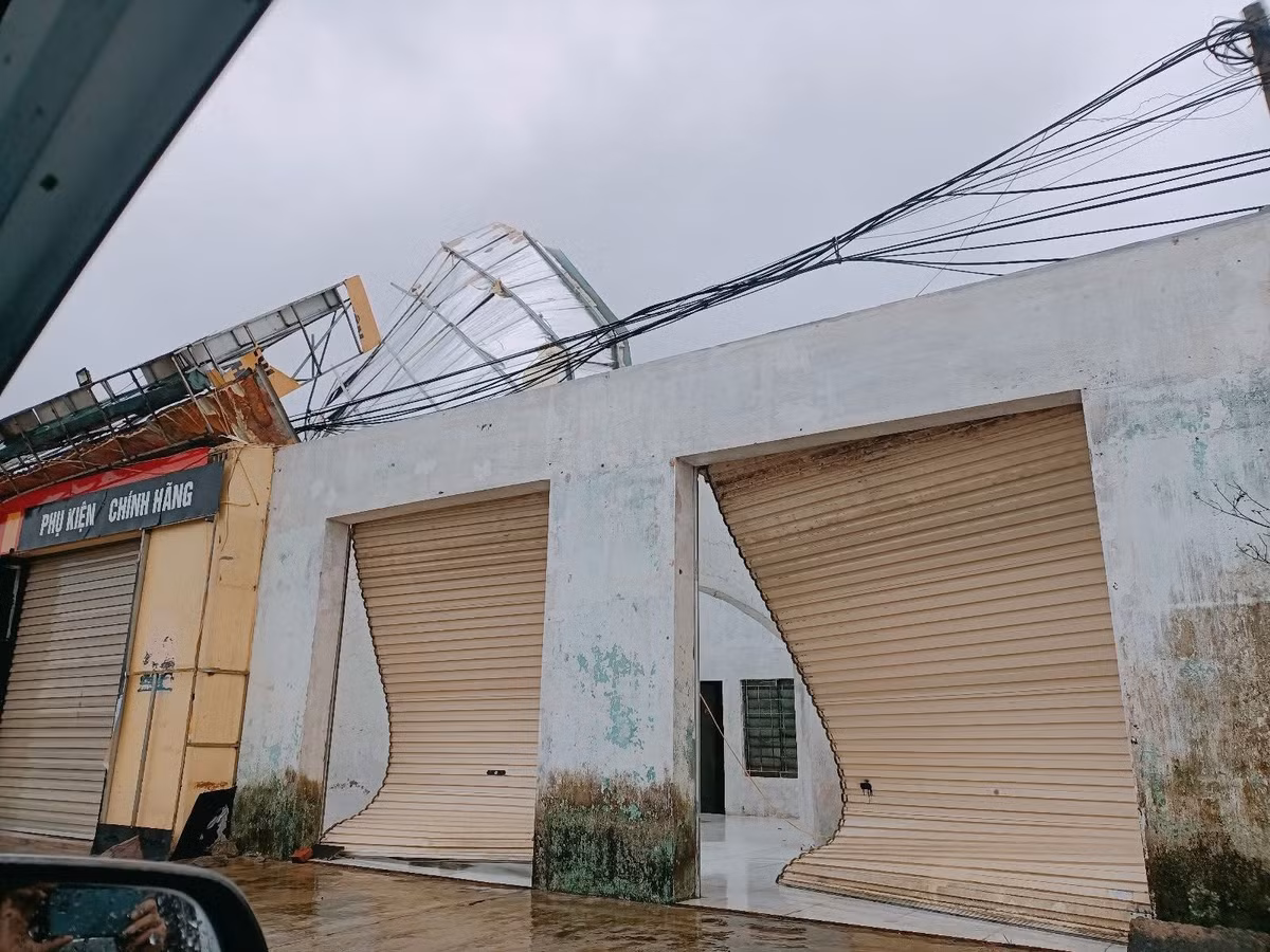 Từ đêm 28/9 đến rạng sáng 29/9, cơn bão số 10 quần thảo tỉnh Nghệ An trong nhiều giờ khiến người dân có một đêm dài không thể ngủ vì lo lắng.