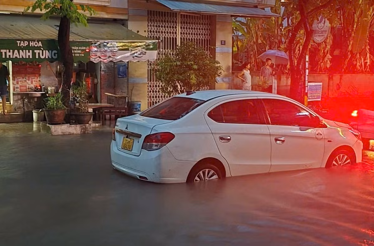 Thời điểm mưa ngập đúng giờ cao điểm sáng khiến giao thông qua các tuyến đường này bị tê liệt, hàng loạt phương tiện ùn ứ, chết máy giữa đường.