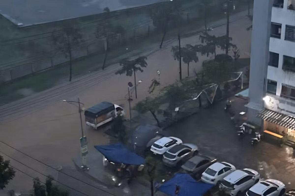 Theo Đài Khí tượng Thủy văn Trung Bộ, trong 24 giờ qua (từ 7h ngày 2.11 đến 7h ngày 3.11), trên địa bàn TP Đà Nẵng đã có mưa to đến rất to, lượng mưa đo được tại nhiều nơi vượt mức 300mm.