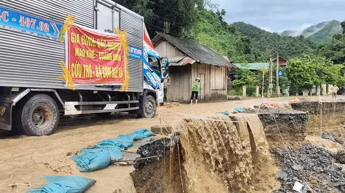 Các đoàn cứu trợ và khắc phục hậu quả của mưa lũ di chuyển khó khăn.