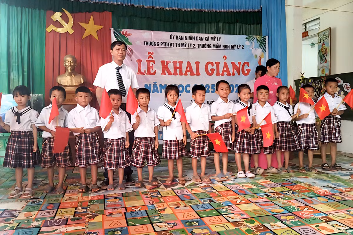 Thầy Trần Sỹ Hà, Hiệu trưởng Trường Phổ thông dân tộc bán trú Tiểu học Mỹ Lý 2 cho biết: “Bão số 3 khiến ngôi trường của chúng tôi gần như hư hỏng hoàn toàn. Trong tình thế cấp bách, việc tổ chức khai giảng chung tại điểm trường mầm non là giải pháp duy nhất để các em được tham dự ngày khai giảng đầy đủ, trọn vẹn”.