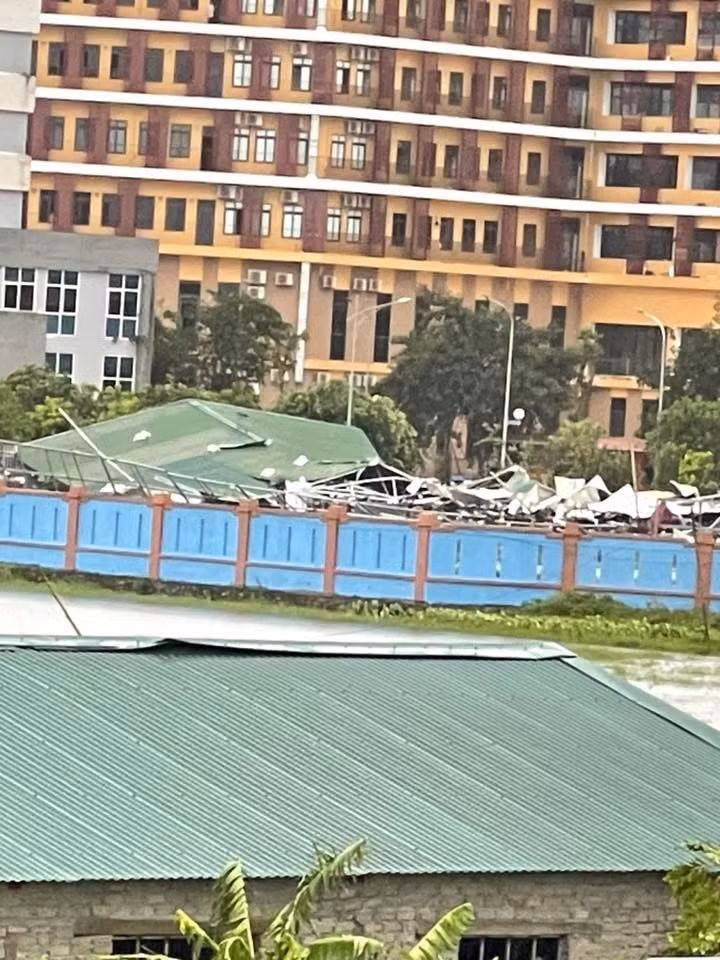 Nhà xe ở Bệnh viện Ung bướu Nghệ An bị bão số 5 phá hủy hoàn toàn.