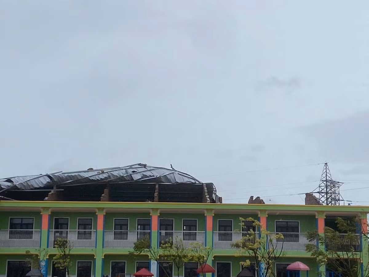 Theo ông Nguyễn Trọng Hoàn – Chánh văn phòng Sở GD&amp;ĐT Nghệ An - qua nắm bắt sơ bộ ban đầu, thiệt hại của các trường học trên địa bàn do bão Bualoi rất nặng. Một số xã miền núi nước bắt đầu dâng cao gây ngập lụt trường lớp và chia cắt đường đến trường của học sinh. Trước mắt, Sở chỉ đạo các trường tập trung dọn dẹp, tu sửa trường lớp, khắc phục hư hỏng.