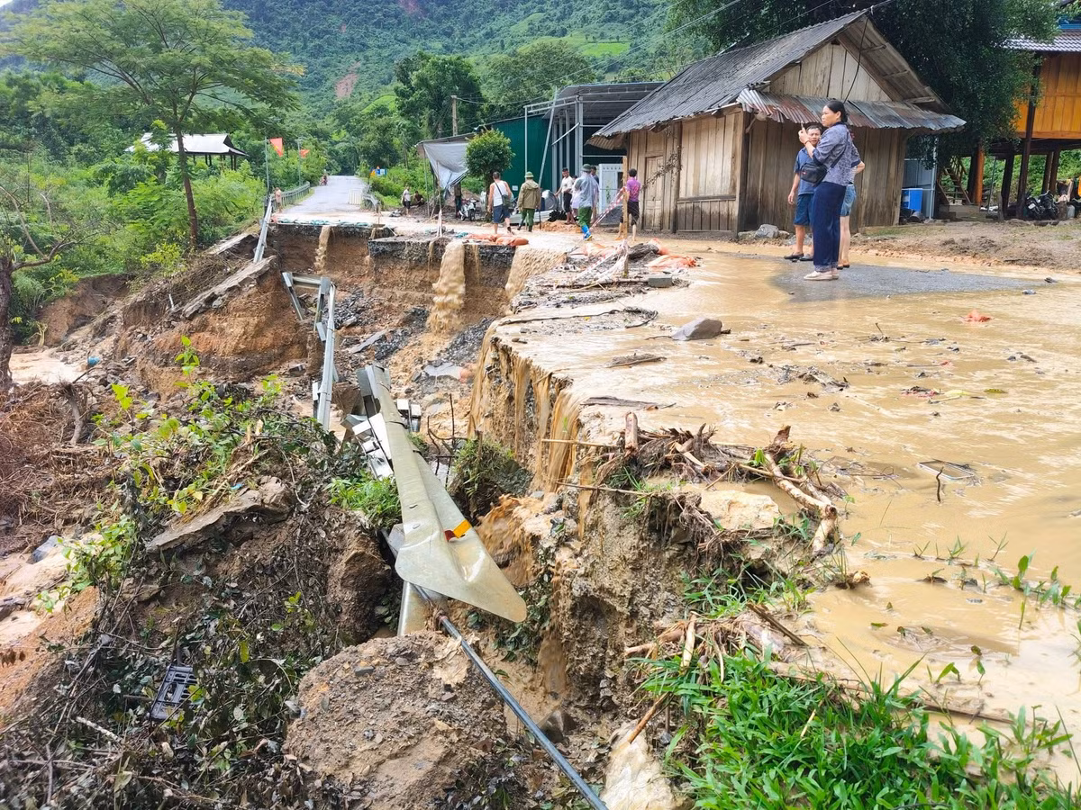 Phần đường Quốc lộ 16 bị sạt lở tại bản Huồi Cáng 1 đã xảy ra từ ngày 23/7 do mưa lớn, nước chảy từ khe Huồi Nhỏ về kéo theo đất đá đã làm tắc cống thoát nước và tràn lên mặt đường gây sạt lở ngày một nghiêm trọng.