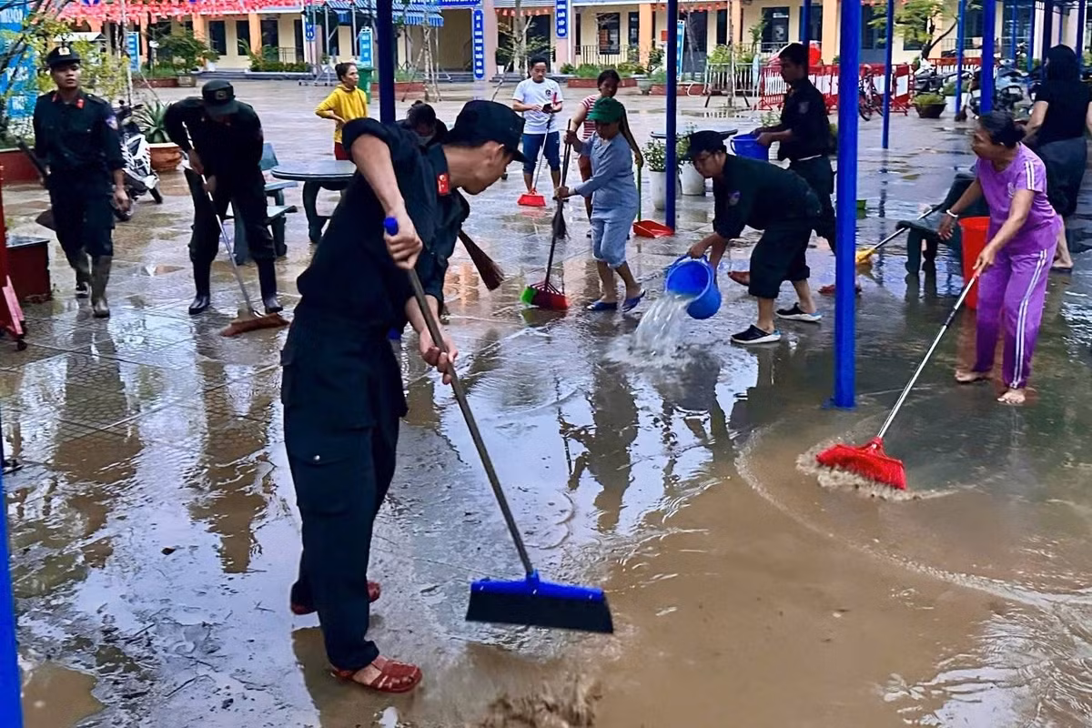 Ngay khi nước vừa rút, hàng trăm cán bộ, chiến sĩ Công an thành phố đã khẩn trương hành quân vào các khu vực bị cô lập nhiều ngày như Thượng Đức và Vu Gia, mang theo hơn 1.700 túi an sinh gồm lương thực, thực phẩm, nước uống thiết yếu để tiếp tế cho bà con.