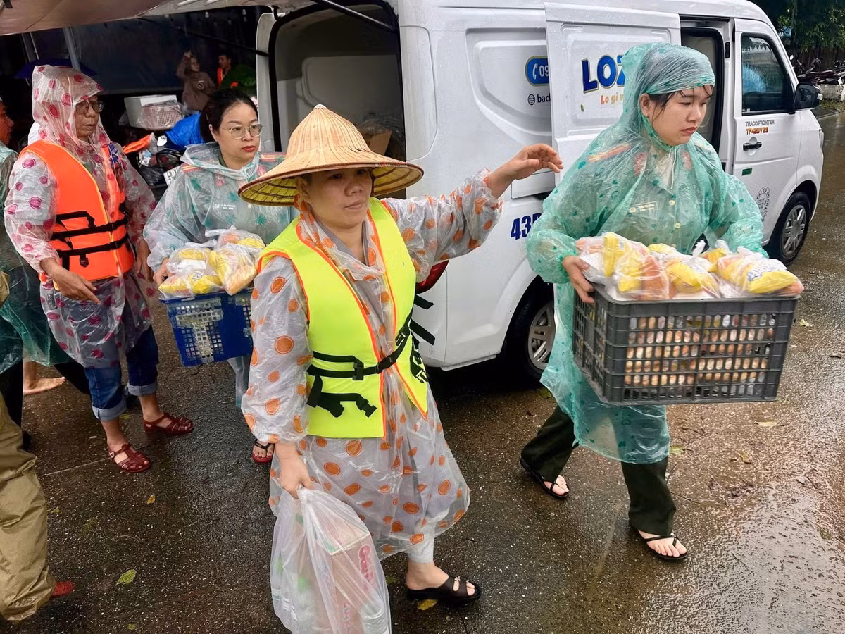 Ông Trần Đắc Hân, Trưởng thôn Thái Chấn Sơn, xúc động nói: “Cả thôn bị cô lập mấy ngày liền, nhờ các anh công an mang đồ tiếp tế mà bà con mới có cái ăn, cái uống. Thật sự rất biết ơn.”