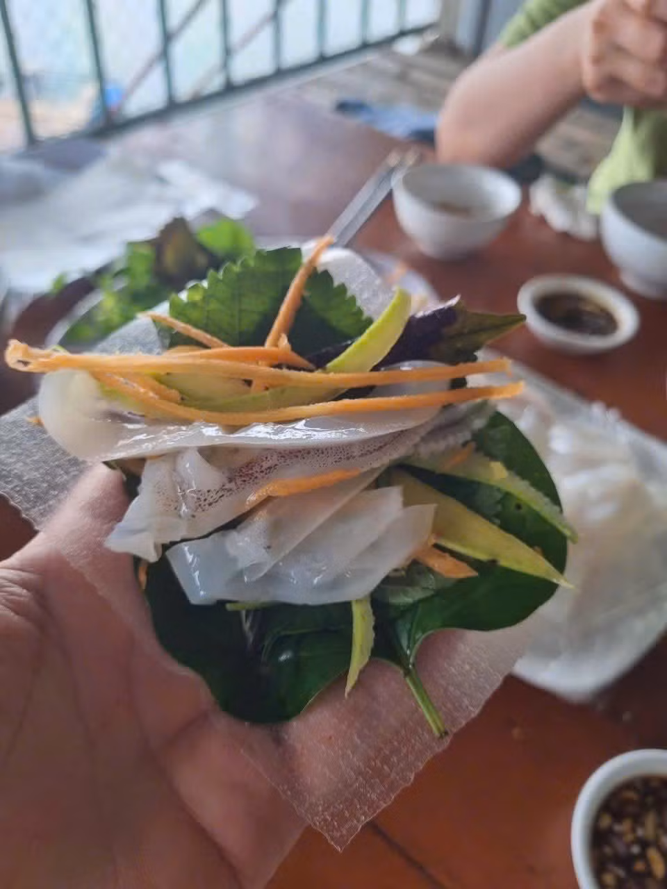 Gỏi mực được thái lát mỏng giống như sashimi của Nhật hoặc để nguyên con, mực được làm sạch, thưởng thức kèm theo là những vị gia vị đặc trưng.