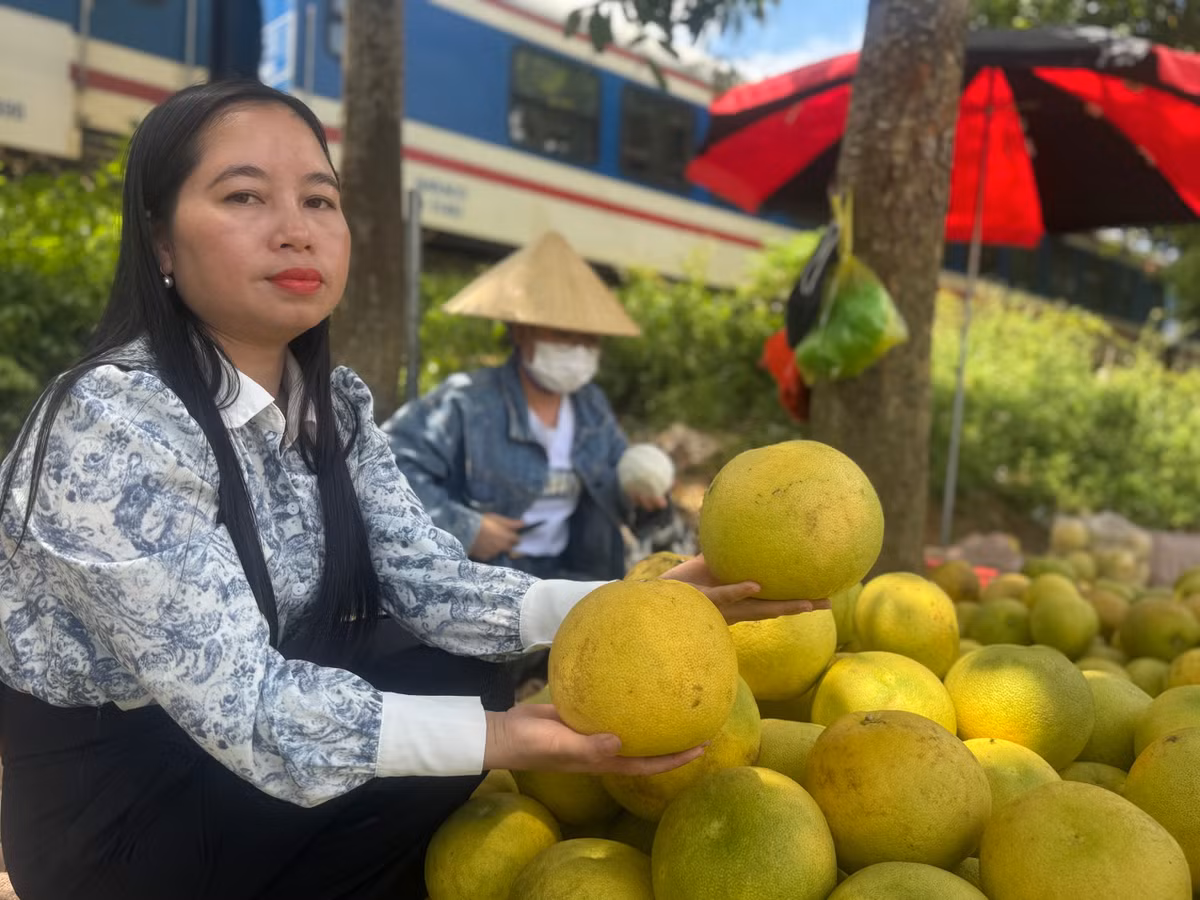 Chợ bưởi ở xã Hương Khê là nơi người dân trồng bưởi, buôn bưởi giao thương hàng hoá. Chợ chỉ đông đúc, hoạt động nhộn nhịp khoảng 1 tháng khi thu hoạch chính vụ.