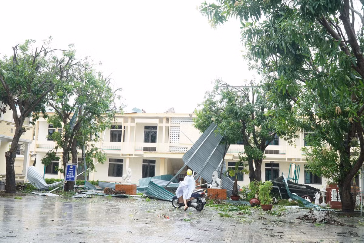 Trường Trung cấp Kinh tế công nghiệp thủ công nghiệp Nghệ An cũng bị tốc mái, nhiều cây cối bị gãy đổ.
