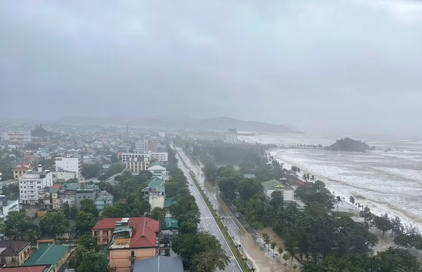 Chiều 25/8, chịu ảnh hưởng trực tiếp bởi cơn bão số 5, nhiều địa phương ở Nghệ An có mưa to, đến rất to, kèm theo gió giật mạnh.