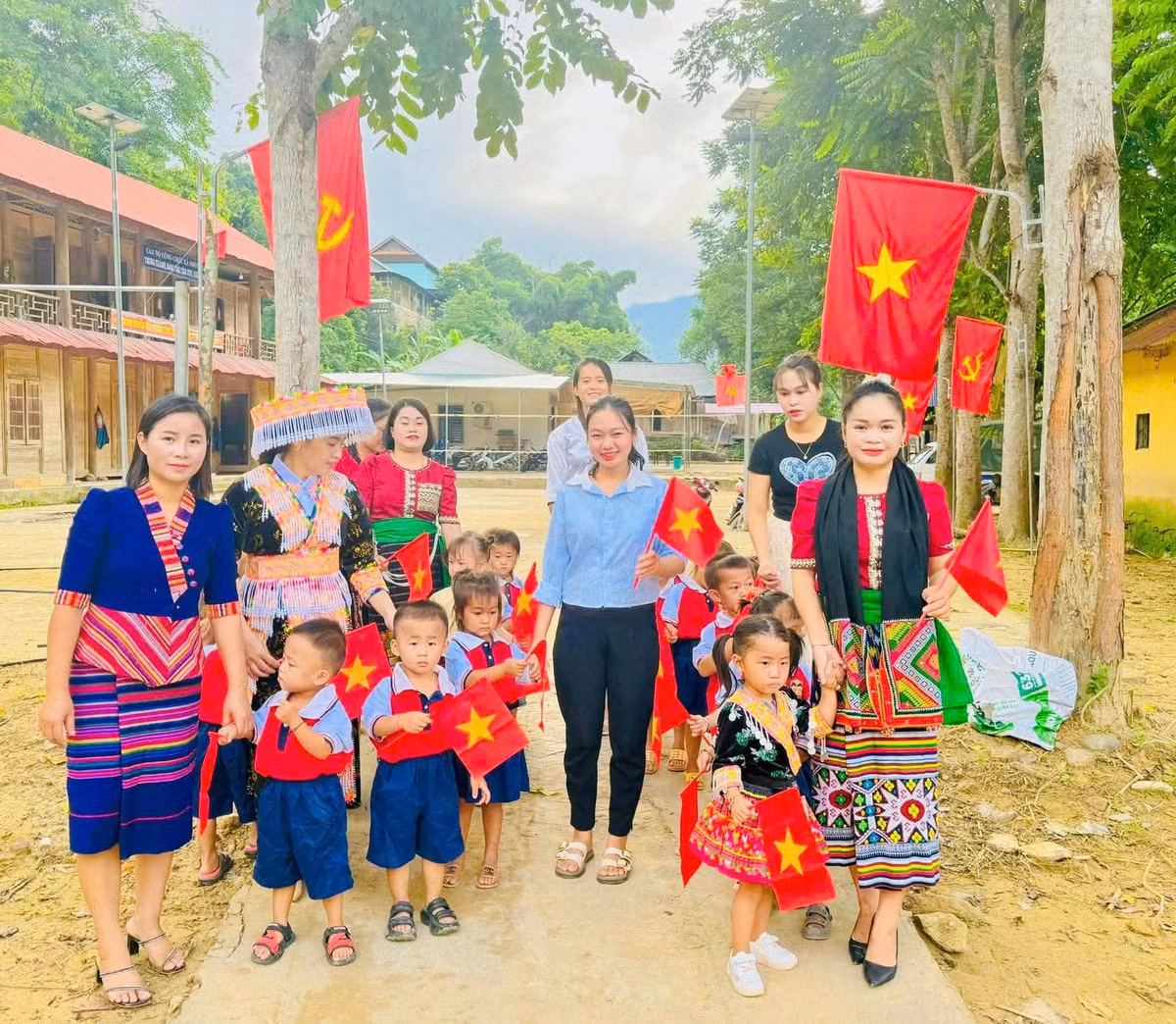 Cô và trò Trường Mầm non xã Nhôn Mai (Nghệ An) vượt qua những khó khăn do mưa lũ vừa qua cho một lễ khai giảng trọn vẹn.