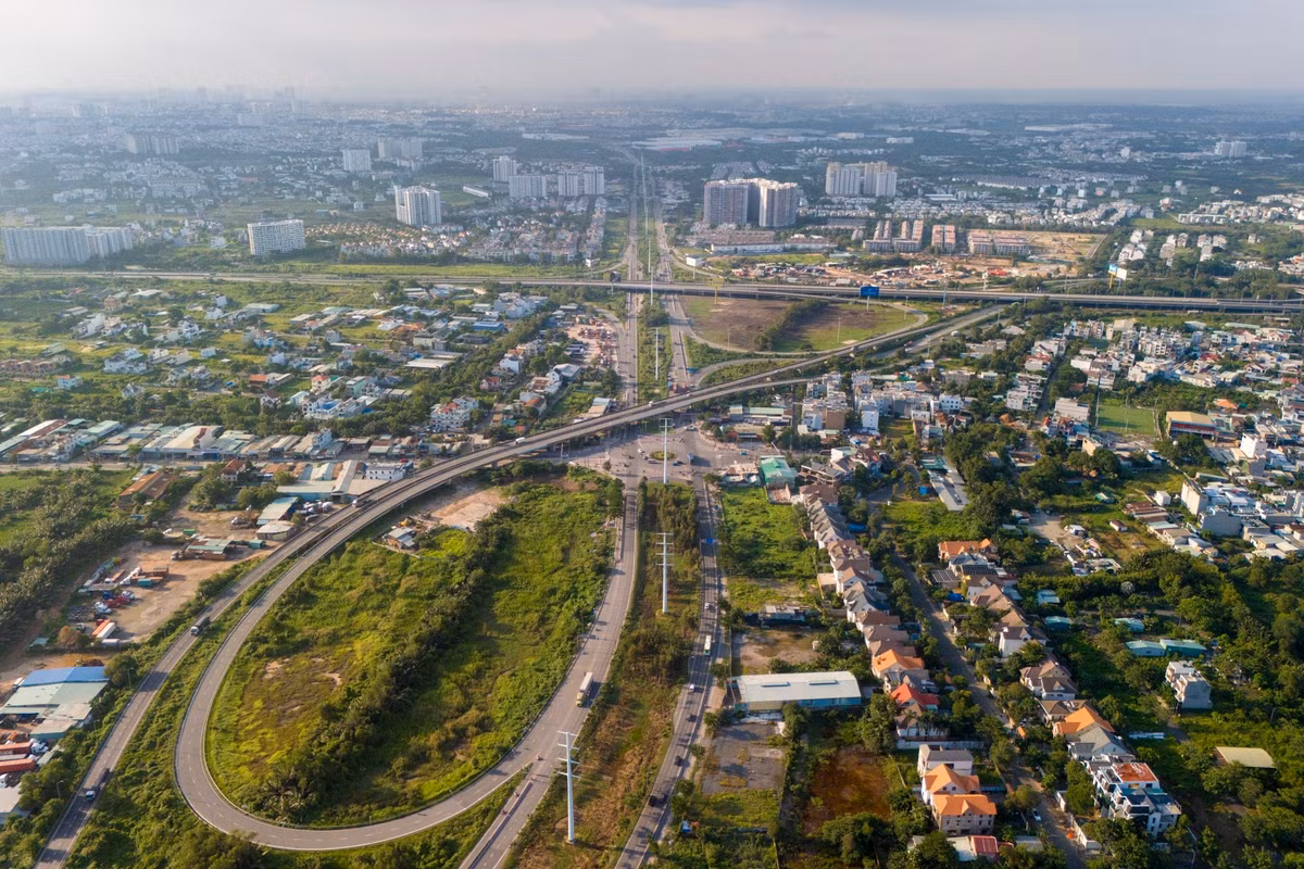 Đoạn từ nút giao Mỹ Thủy đến cầu Phú Hữu dài 5,6 km mở rộng từ 6 lên 12 làn xe, xây dựng một đơn nguyên cầu Phú Hữu 4 làn xe, tổng vốn 2.259 tỷ đồng.