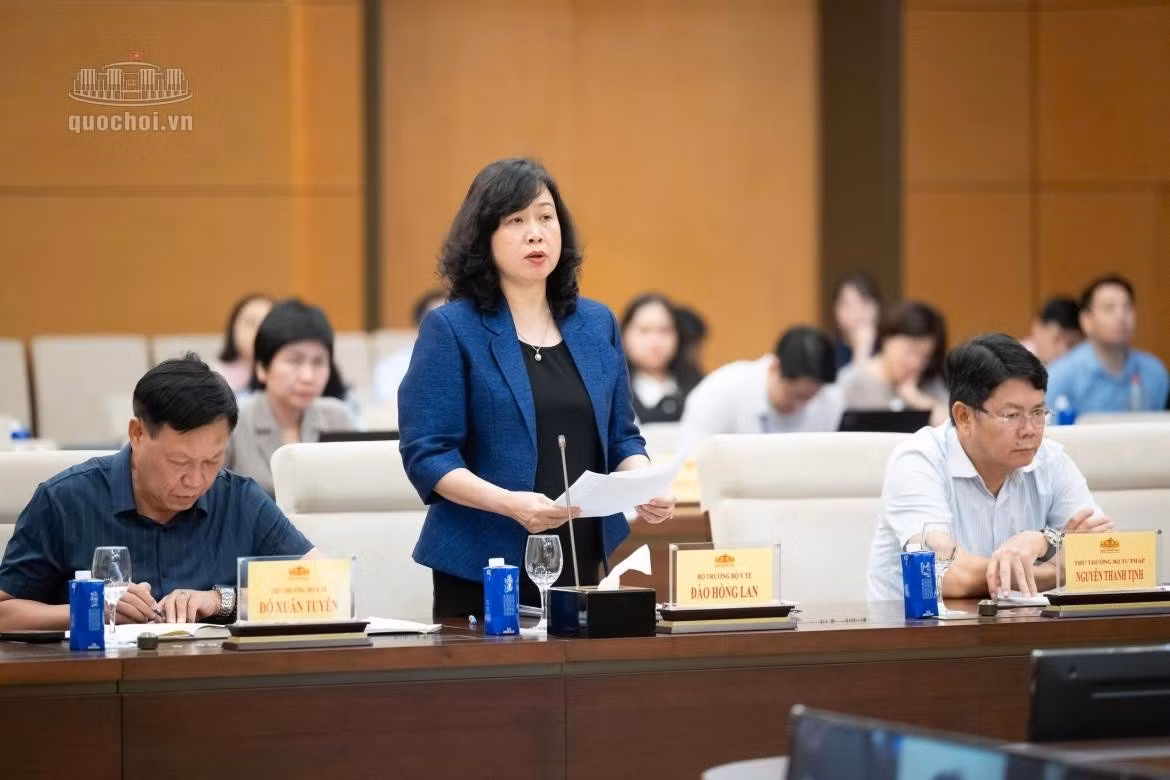 Bộ trưởng Bộ Y tế Đào Hồng Lan trình bày tóm tắt những điểm mới của dự án Luật sửa đổi, bổ sung một số điều của 6 luật thuộc lĩnh vực y tế. Ảnh: Quốc hội