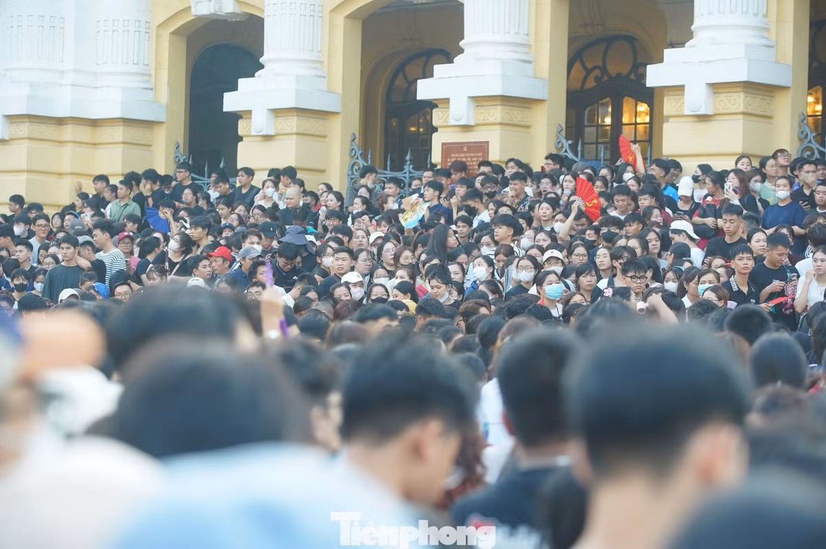 Hàng nghìn người đổ về nhà hát chỉ trong buổi sáng. Ảnh: Duy Phạm.