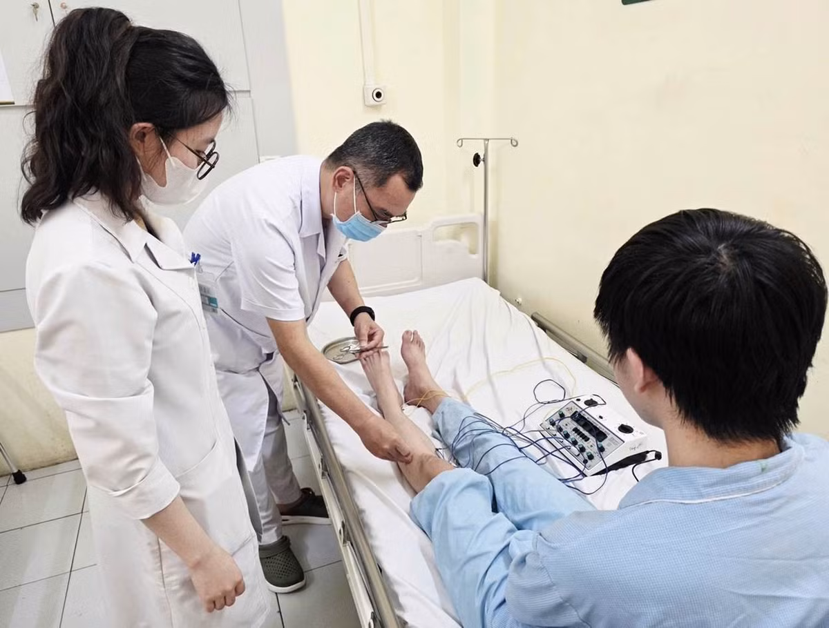 khoanh-chan.jpg