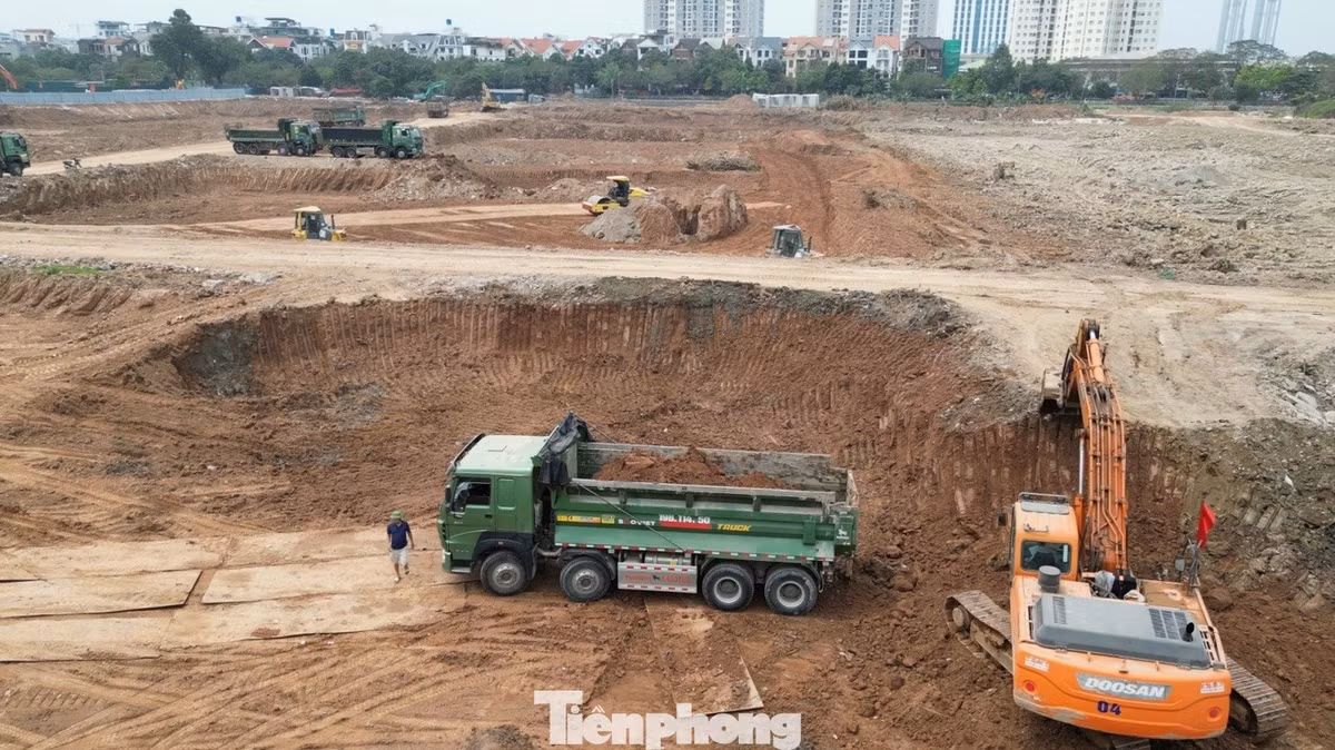 Để chứa nước mưa và chống ngập cho khu vực phía Tây Hà Nội, hiện công trình hồ nhân tạo Mễ Trì với diện tích lòng hồ rộng khoảng 12 ha đang được cho phép đào theo "lệnh" khẩn cấp. Công trường dự án đang được thi công ngày đêm, thậm chí xuyên trưa để kịp hoàn thành vào 30/4. Từ một bãi đất trống nằm chờ dự án, hiện toàn bộ khu đất tại ngã ba đường Tố Hữu - Trung Thư đang được đào thành một hồ điều hòa rộng 12 ha.