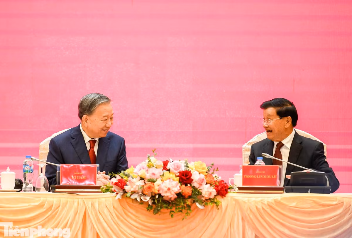 Tổng Bí thư Tô Lâm và Tổng Bí thư, Chủ tịch nước Lào dự Hội nghị thông báo kết quả Đại hội XII của Đảng Nhân dân Cách mạng Lào. Ảnh: Như Ý