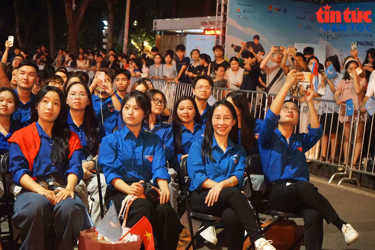 Người dân và các hội viên, thanh niên hào hứng tham dự chương trình.