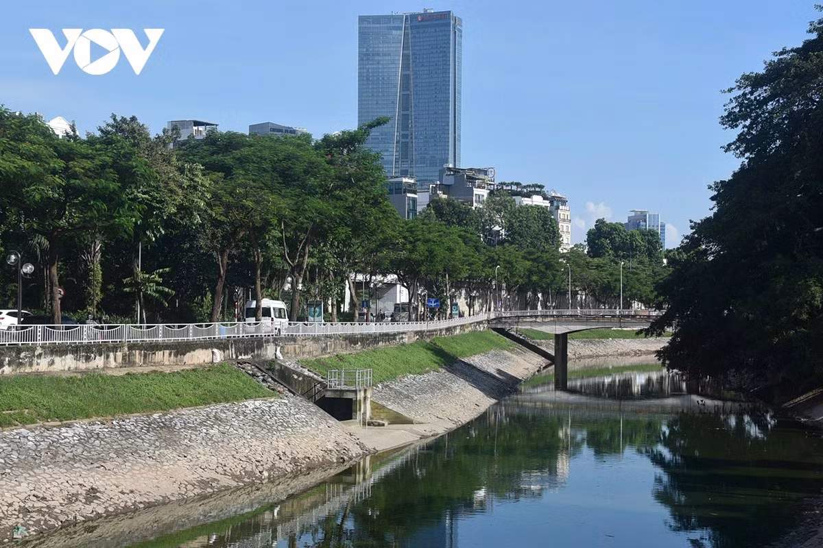 Mực nước dù hạ thấp,nhưng sông không còn mùi hôi thối bốc lên.
