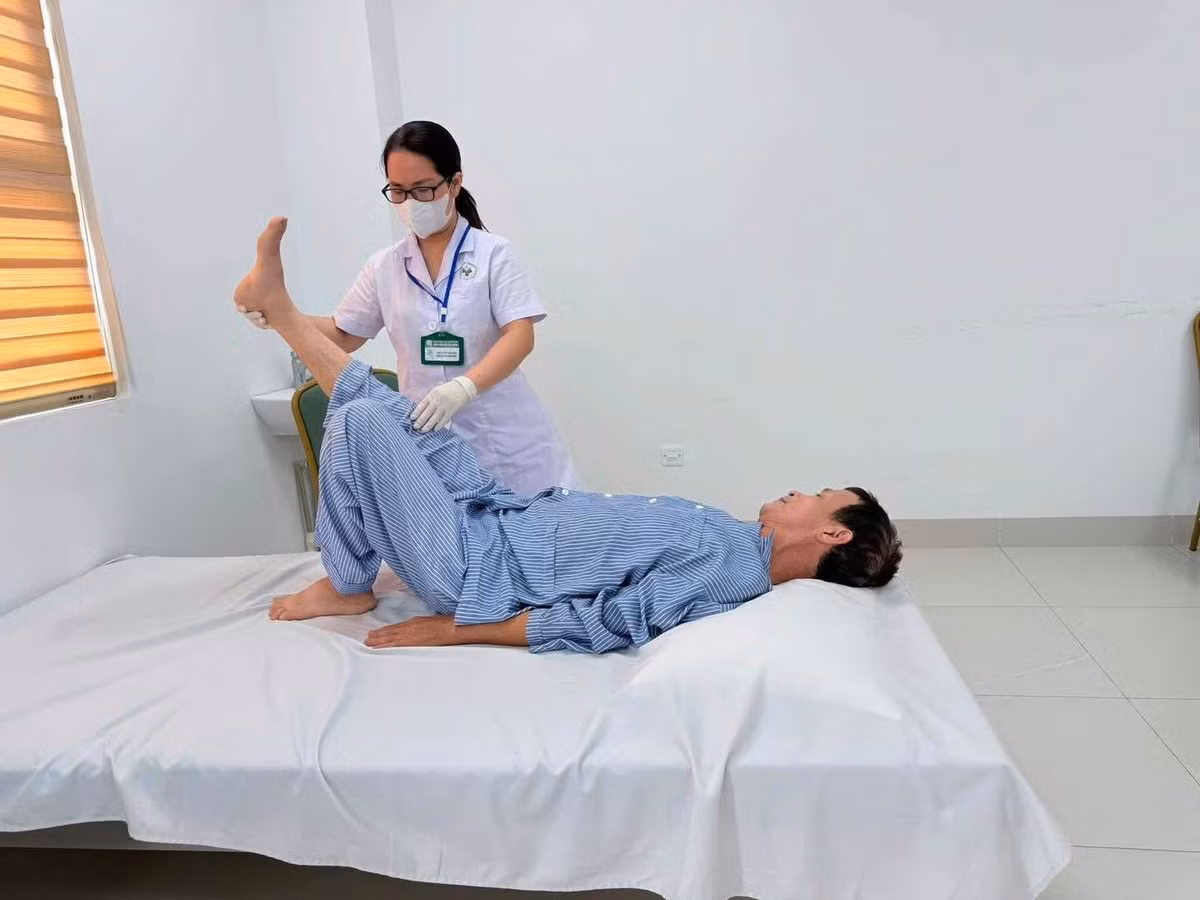 Bác sĩ thăm khám cho bệnh nhân - Ảnh BVCC