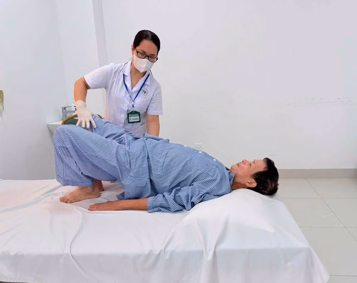 Hướng dẫn bệnh nhân tập phục hồi chức năng - Ảnh BVCC