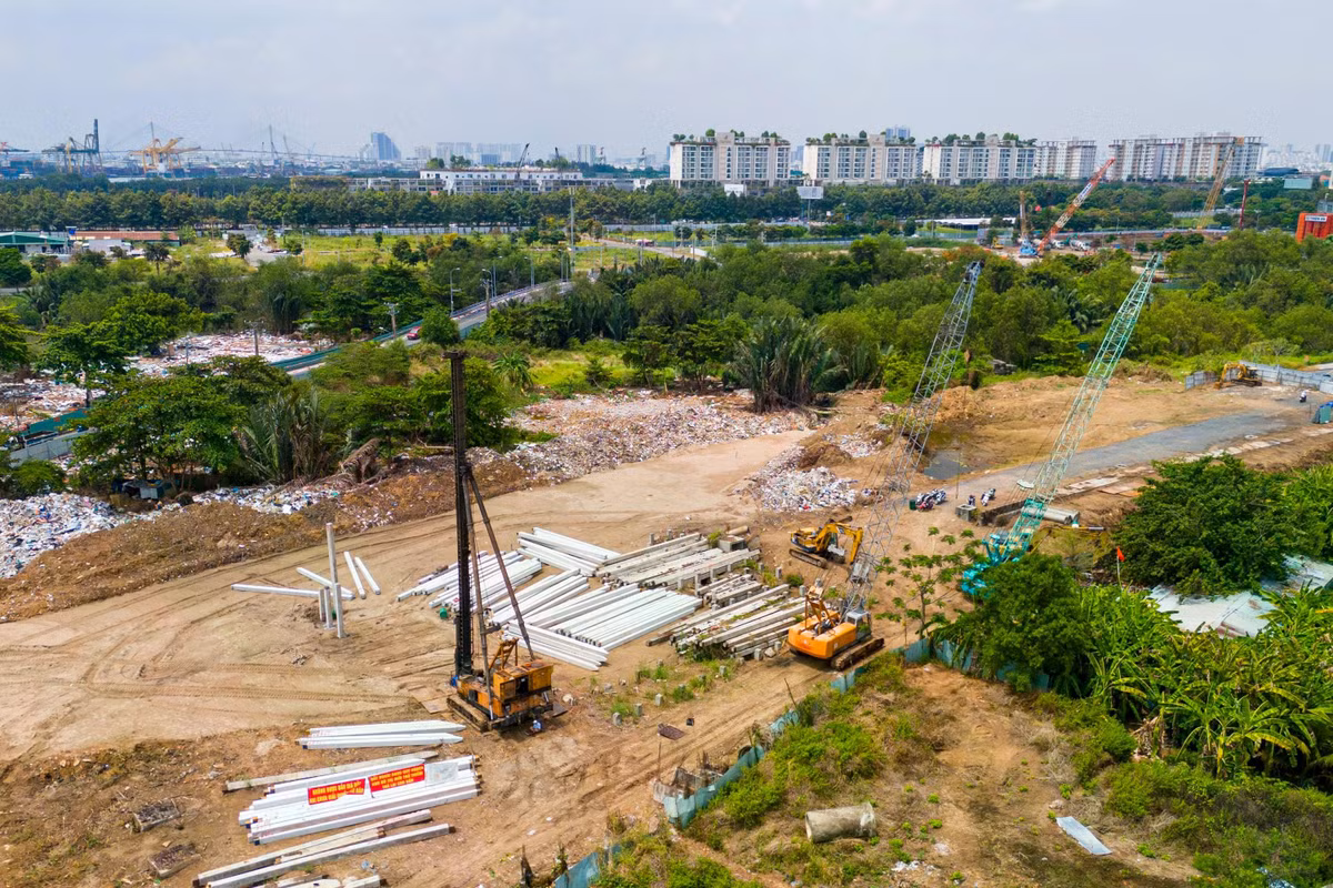 Đoạn cuối của đường Tố Hữu kết nối với đường Trần Não và Lương Định Của cũng đang được triển khai thi công.