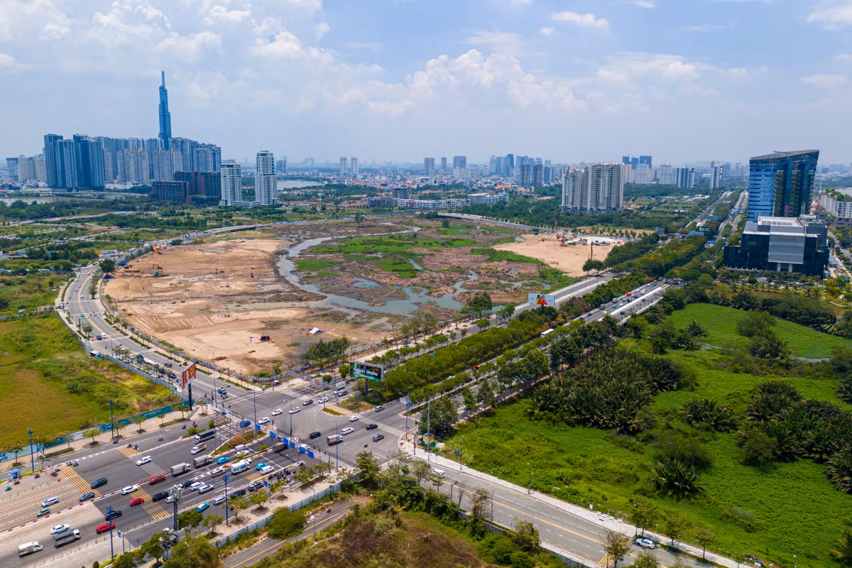 Đường Tố Hữu (đường ven hồ trung tâm) dài 3 km, mặt cắt ngang 29,2 m, đã hoàn thiện phần lớn chiều dài. Trong ảnh là giao lộ của đường Tố Hữu và Mai Chí Thọ.